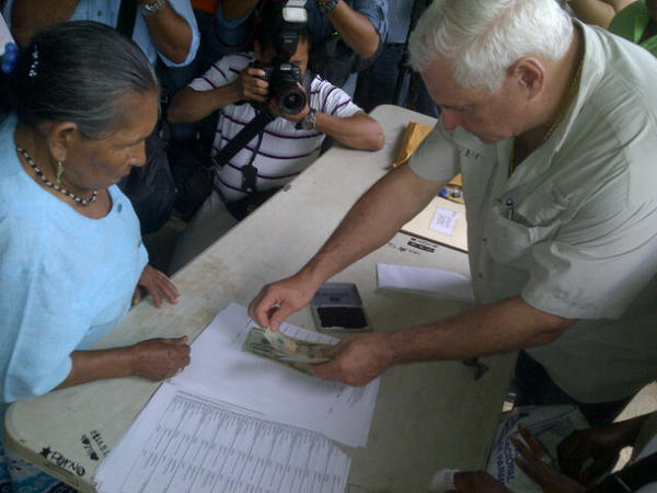 Ricardo Martinelli realiza el pago de 100 a los 70. Foto: Cortesía <br>