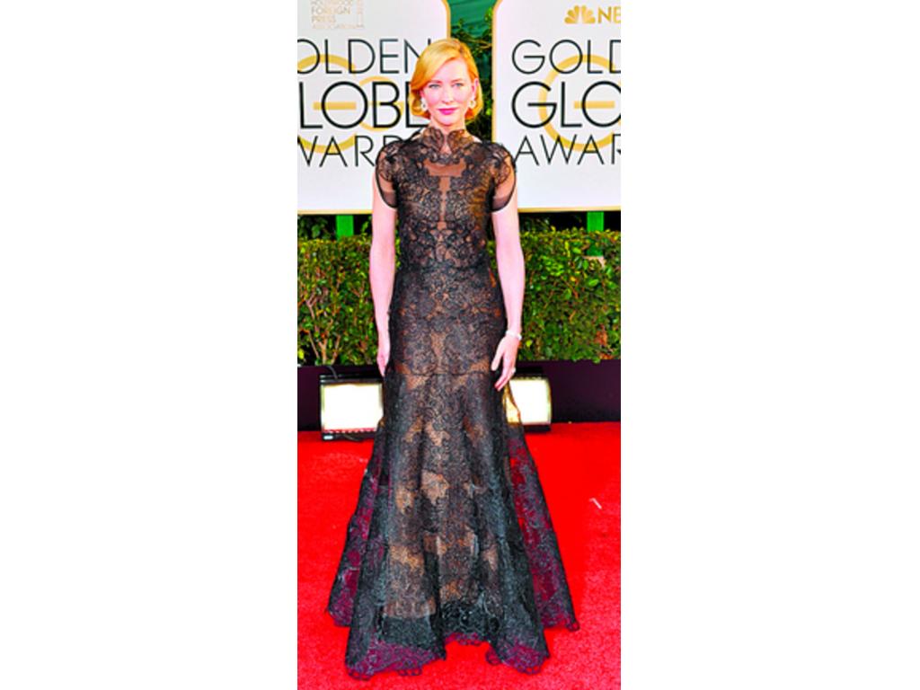 Cate Blanchett. Al igual que como en los desfiles de alta costura, las alfombras rojas siempre se destacan por la sorpresa. La musa Cate Blanchett lució impecable con este modelito de Armani Privé Alta Costura de encaje en negro y con detalles de transpar