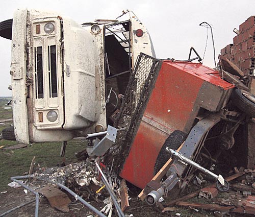 <p>Increíble. Destrozos en las carreteras.</p>