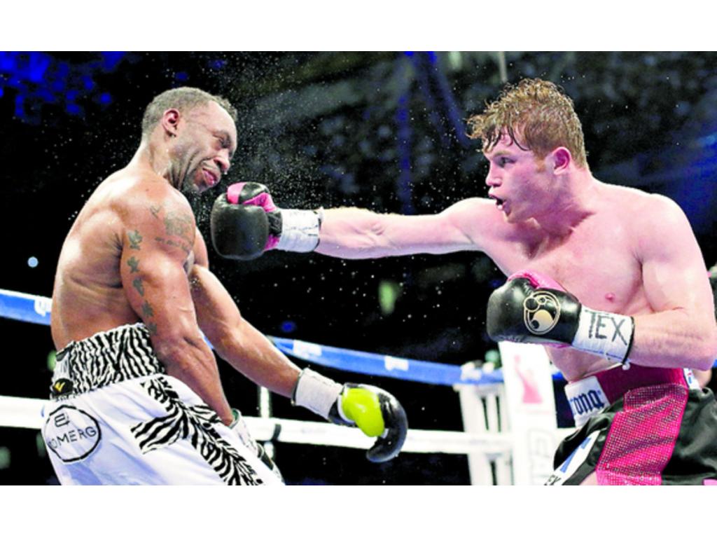 Saúl Álvarez (dcha.) sorprendió al mundo cuando venció a Austin Trout.(AP)