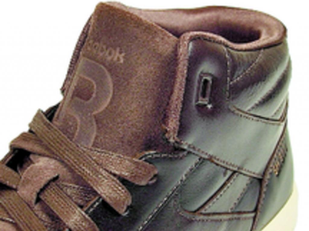 Parece ser que el modelo también será sacado a la venta en otros colores, como negro, también con la suela de color blanco. Por ahora no hay ningún modelo disponible para mujeres, pero esperamos que la marca no tarde en sacarlo.