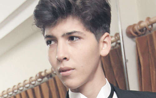 <p>Clásico. El tradicional esmoquin jamás pasa de moda. Y más con su solapa satinada y faja a juego para darle elegancia y sobriedad al que lo utilice.</p>