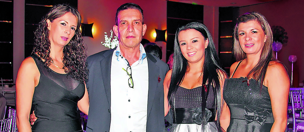 Lina M. de Quintero, Rey Quintero, Natalia Restrepo y Sandra Restrepo.()