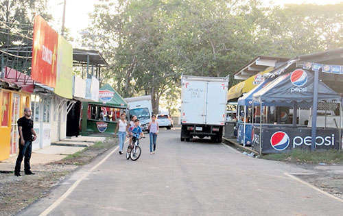<p>Comercio. Hay unos 100 puestos de venta de comida.</p>