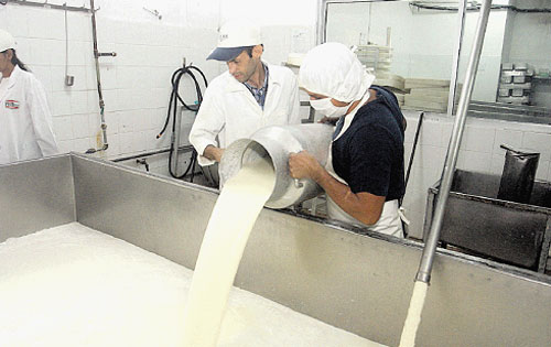 Leche grado A se produce con mayor calidad. Archivo.