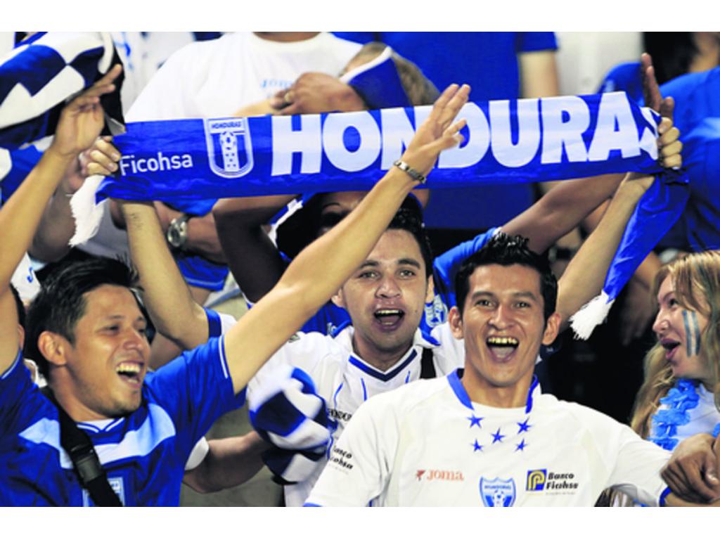 Hinchas de la selección de Honduras disfrutan antes del inicio de partido ante Panamá. Los aficionados catrachos mostraron anoche un buen comportamiento durante el compromiso entre ambos combinados centroamericanos.