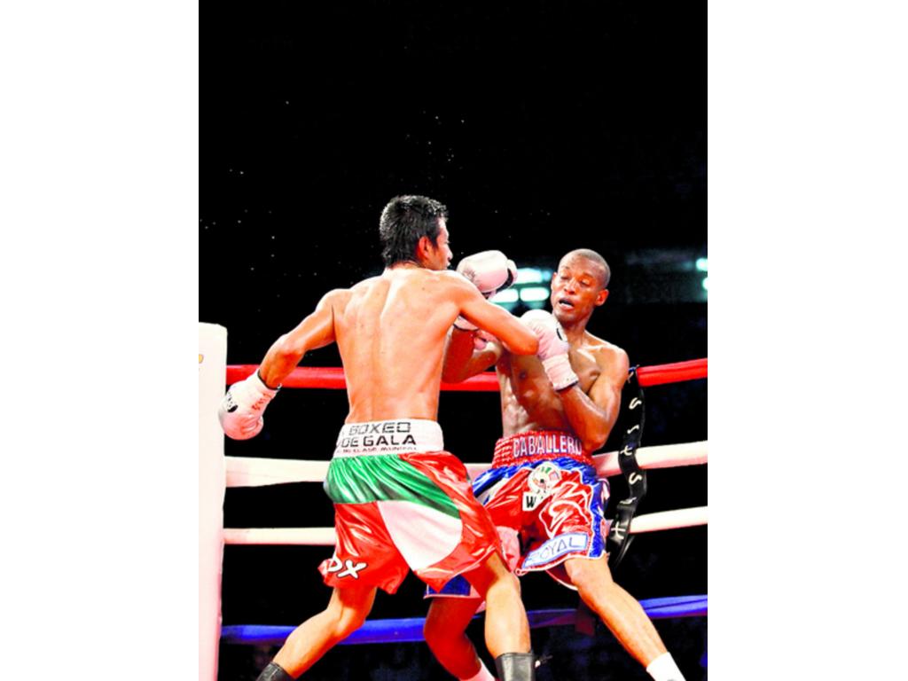 Robinson Castellanos (izq.) atacando a Pelenchín Caballero.(Anayansi Gamez)