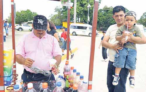 <p></p><p>Refrescos. Abundan los raspaos para calmar el calor. </p>