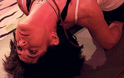 <p>Ella domina la situación.</p>