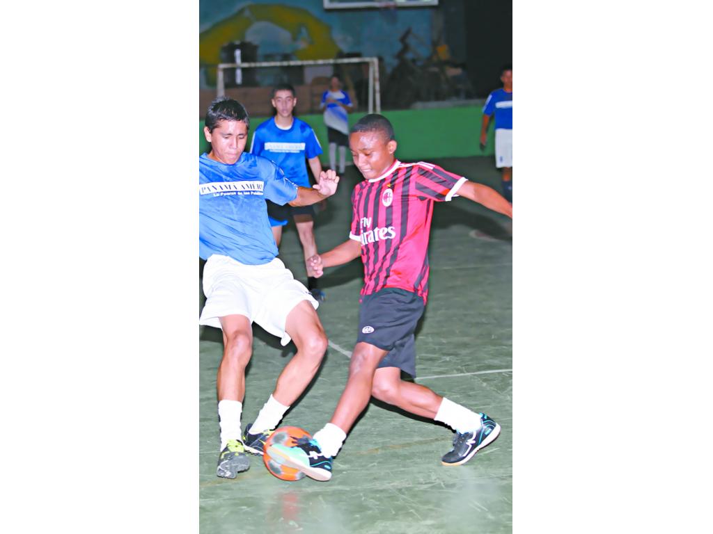 El jugador logra esquivar a su adversario.(Anayansi Gamez)