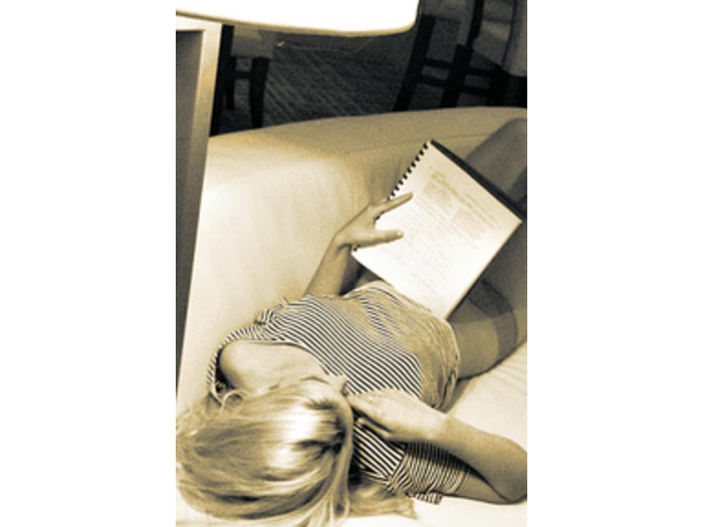 La Fula, sexy con el libreto.(Twitter)