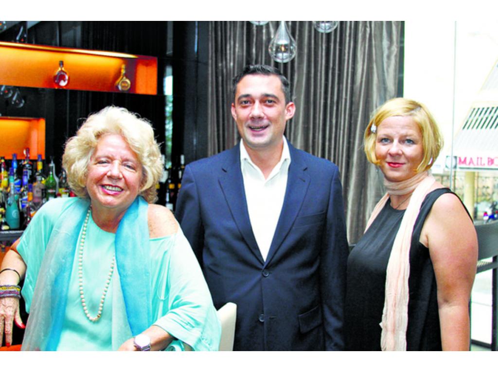 7. Elizabeth Pinzón, Andrés Cadavid y Petra Kollmansberger.