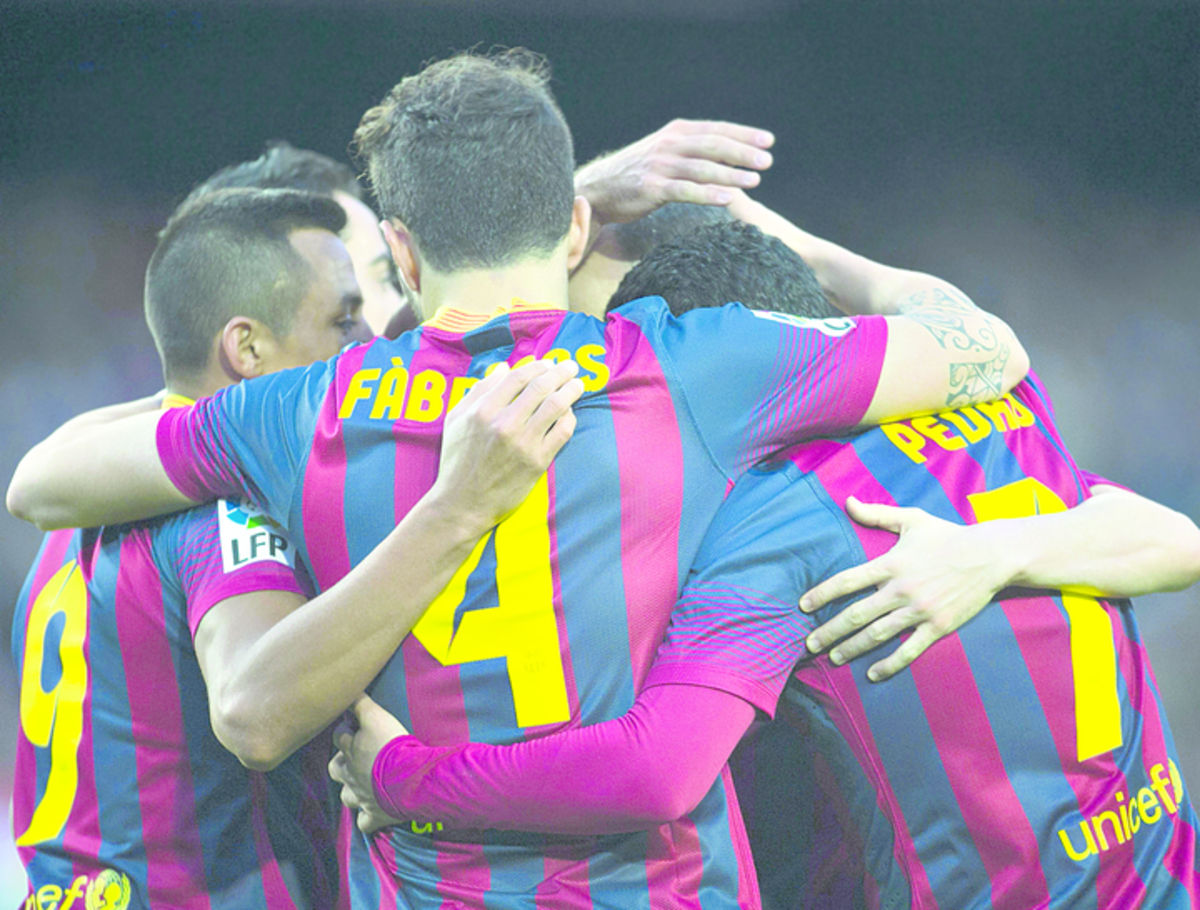 El delantero chileno del Barcelona Alexis Sánchez (izq.) celebra con sus compañeros el tercer gol de su equipo ante el Elche, en partido de la decimoctava jornada de liga en Primera División, disputado ayer en el Camp Nou.(EFE)