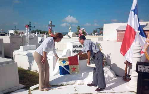 <p>Visita. Colocan flores en la tumba de Ezequiel González. </p>