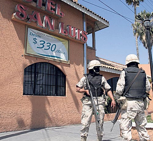<p>Proyección. Vigilan locales comerciales en Tijuana.</p>
