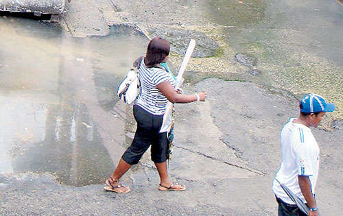<p>Afectados. Las personas tienen que pasar por el agua.</p>