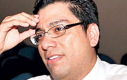 <p>Interpreta al Alcalde de la villa. Ha trabajado en más de 100 obras en 25 años de carrera artística. </p>