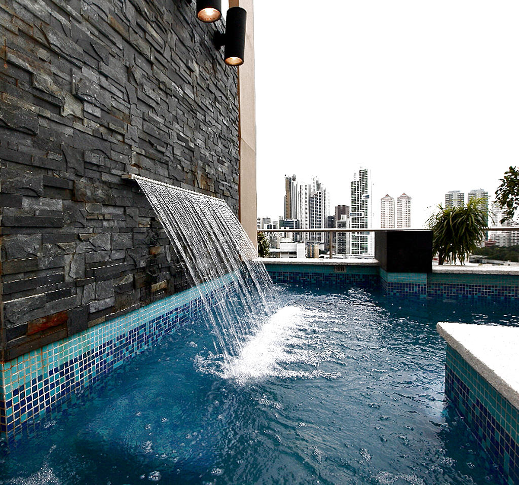 Jacuzzi. Está al aire libre, con vista a la ciudad y sus altísimos edificios modernos.(Carlos Castro)