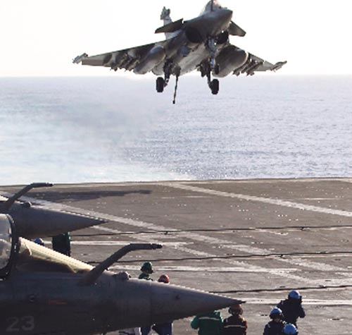 <p>Un jet de combate regresa a Francia.</p>