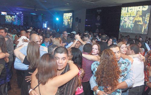 <p>Bailoteo. El público disfrutó cada pieza. </p>