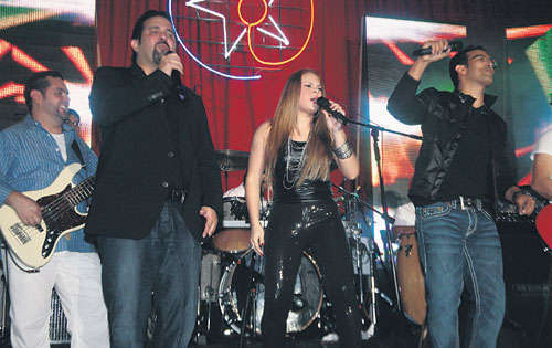 <p>Caminos es la quinta producción discográfica de los hermanos Ricardo y Alberto Gaitán, que incluye ocho canciones a dúos con artistas nacionales e internacionales, como: Víctor Manuelle, Rabanes, Samy y Sandra Sandoval.</p>