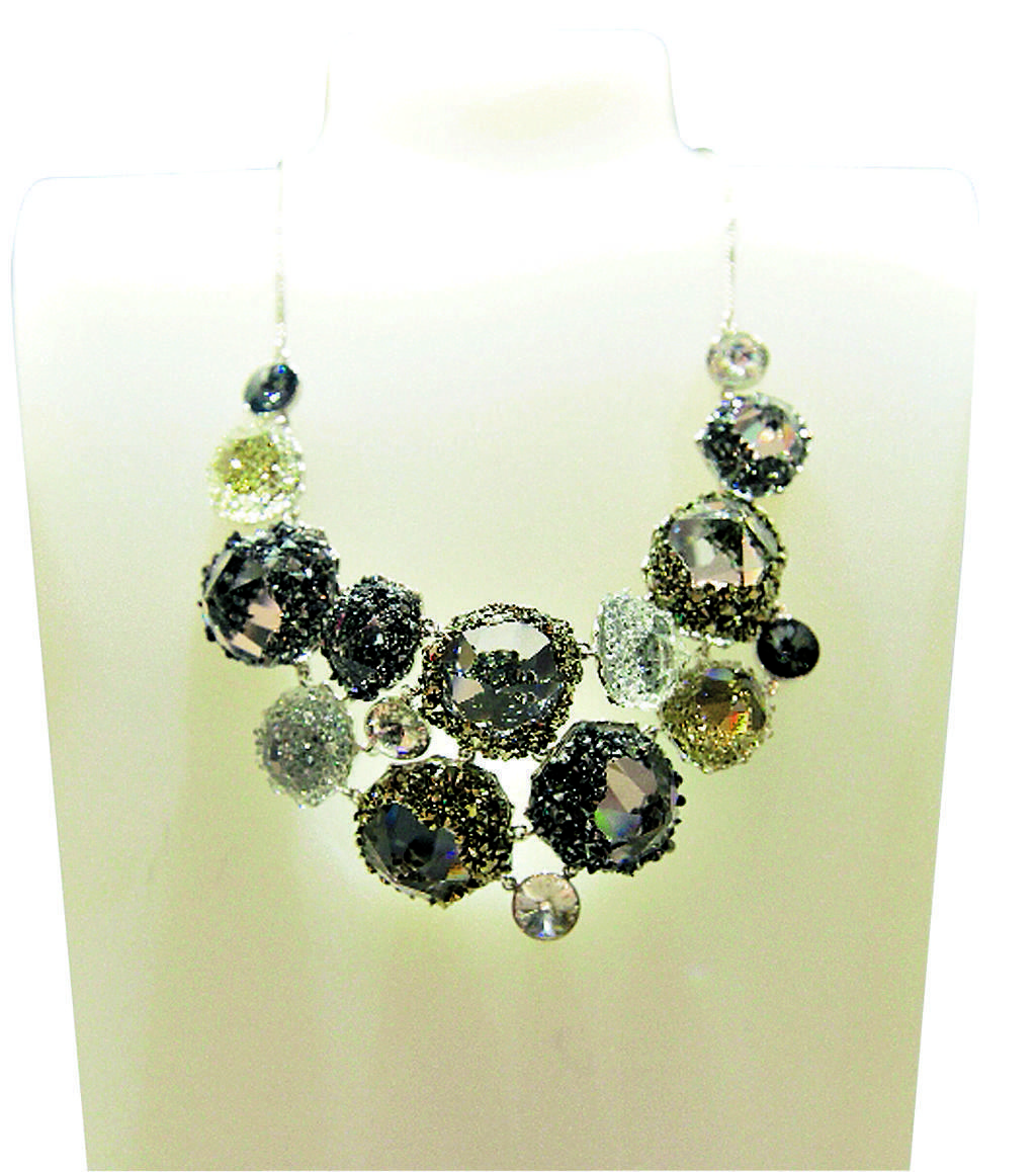 Collar. Swarovski lanzó esta joya, la cual cuenta con detalles de diamantes y demás piedras en varias tonalidades.()