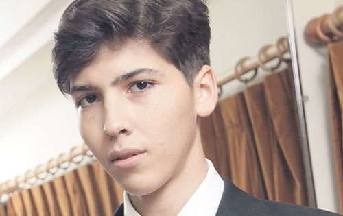 <p>Estilo. Este vestido en negro combinado con una camisa blanca y una corbata en tono negro perlada es una opción que no te hará fallar en tu fiesta de graduación.</p>
