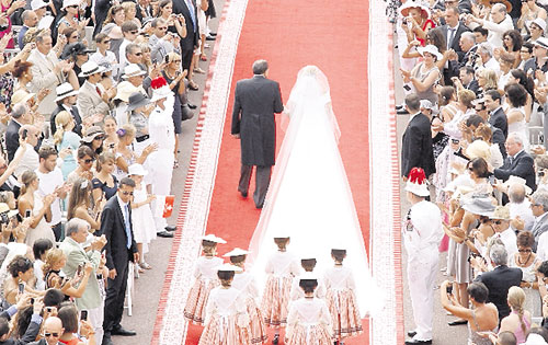 <p>Hermoso. La larga cola de su vestido Giorgio Armani.</p>