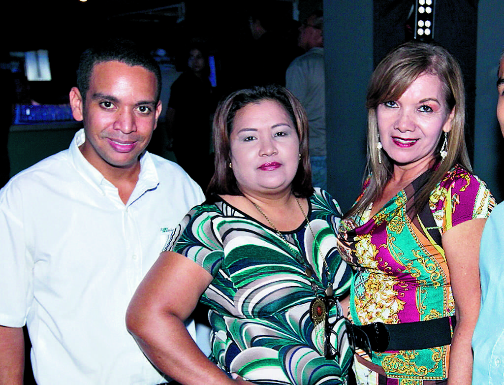 Ernesto Garrido, Mirna Navarro y Oralia de Garrido.()