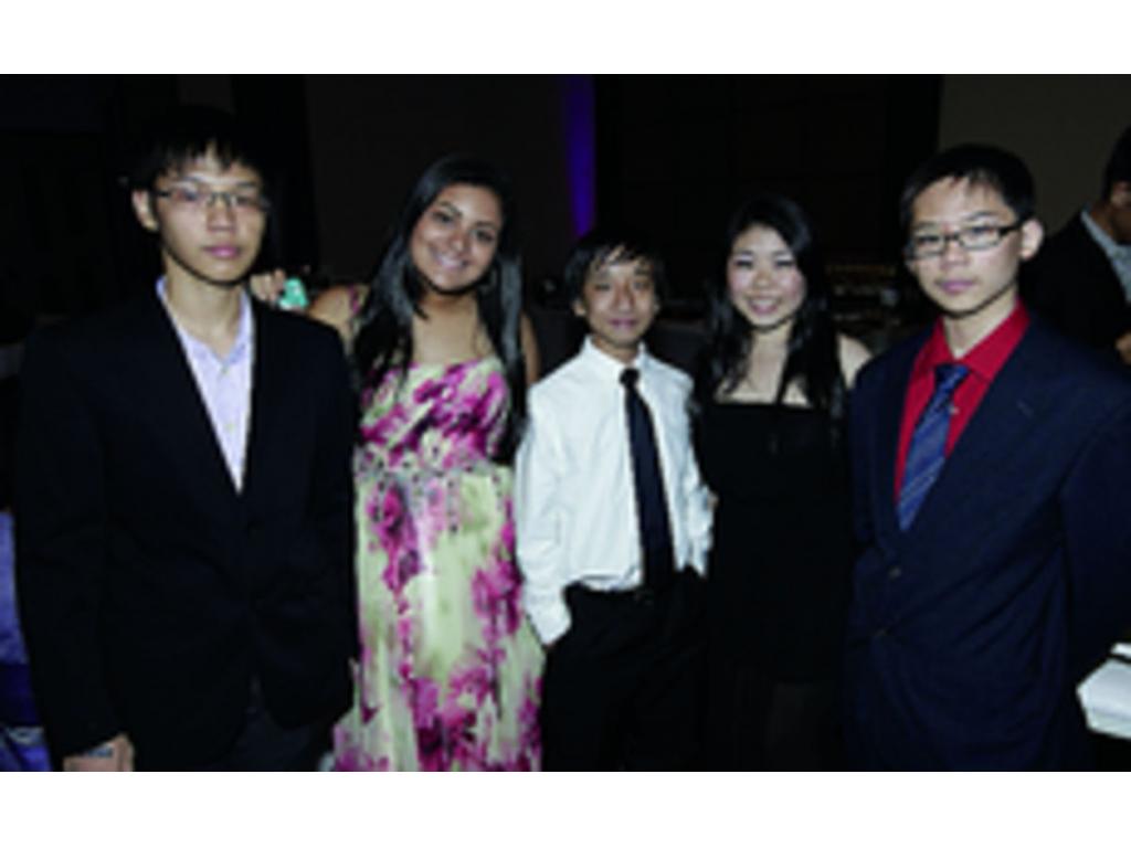 4. Jaime Wu, María José, Allan Meng, Azucena Lao y Nelson Lee.