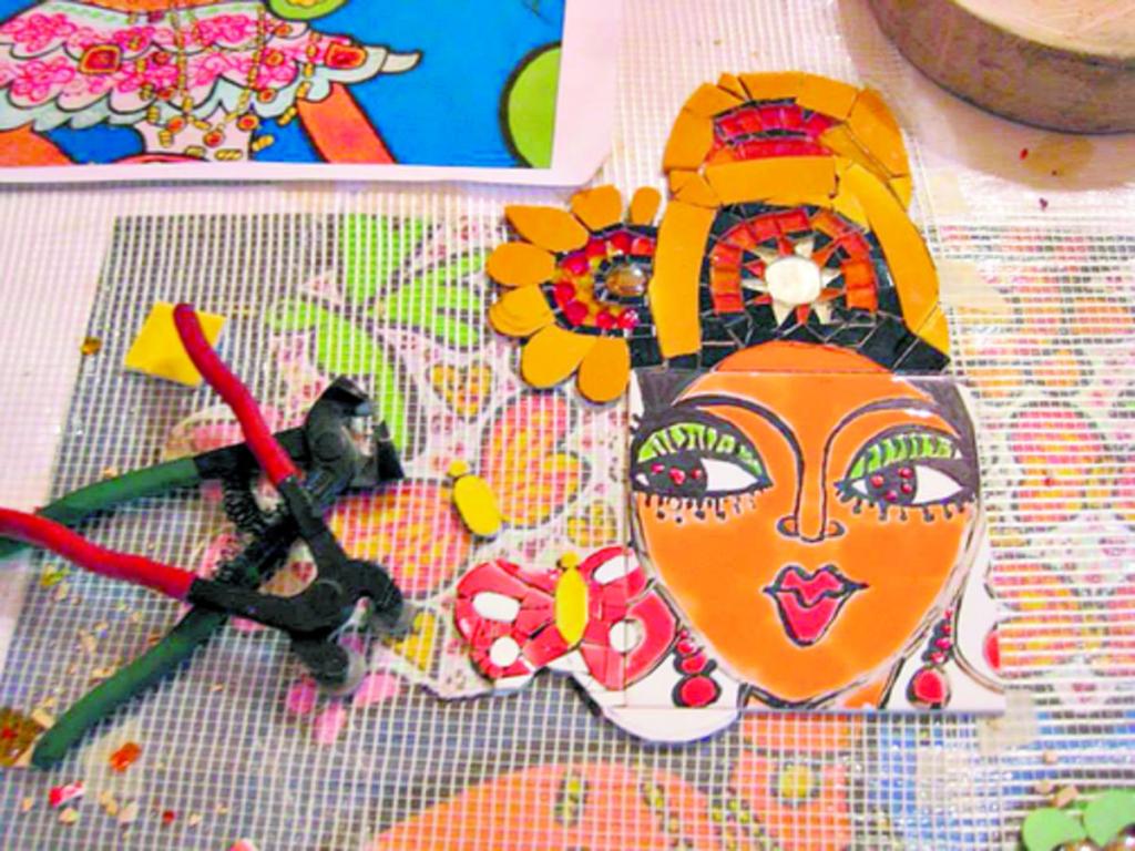 La confección de banquetas y muros serán hechas con mosaiquillos.