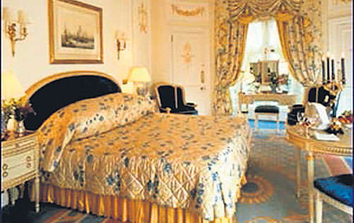 <p>Este hotel de siete pisos está ubicado en el centro, en West End en Londres, justo a la vuelta de la esquina del palacio de Buckingham.</p>