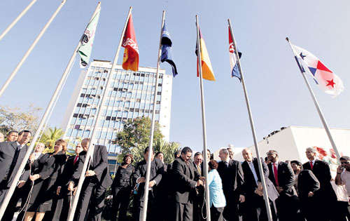 <p>Democracia. Izadas de las banderas de los partidos.</p>