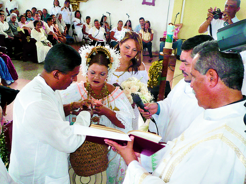 Bodas. En la misa se celebran matrimonios campesinos. ()
