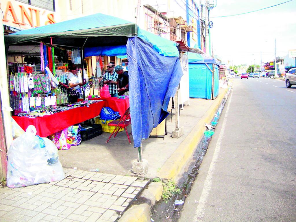 Venta. Improvisados puestos de buhoneros afean el área.()