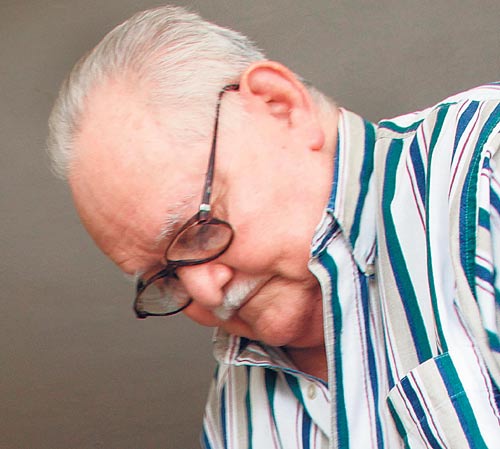<p>Pintor. Mario Calvit tiene más de 5 décadas en este arte.</p>