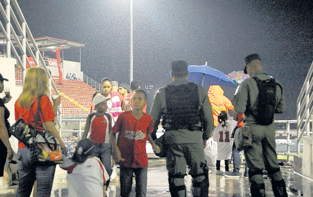 <p>De cerca. La seguridad se hizo presente en el estadio.</p>
