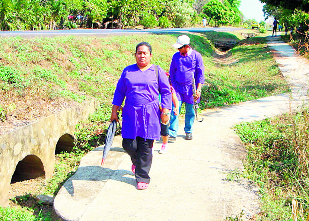 Muchos devotos ofrecen caminar largas distancias como manda.(Foto: Archivo)