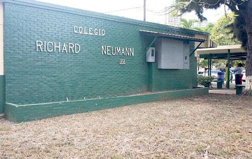 <p>1965. Se establece el Colegio Richard Neumann</p>
