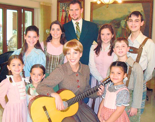 <p>Elenco. Están alegres, porque la luz siempre se abre paso.</p>