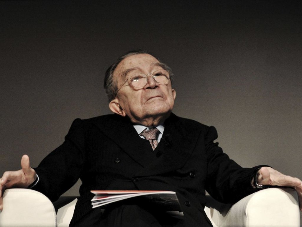 Andreotti recibe la ostia de manos del papa Beneidcto XVI.