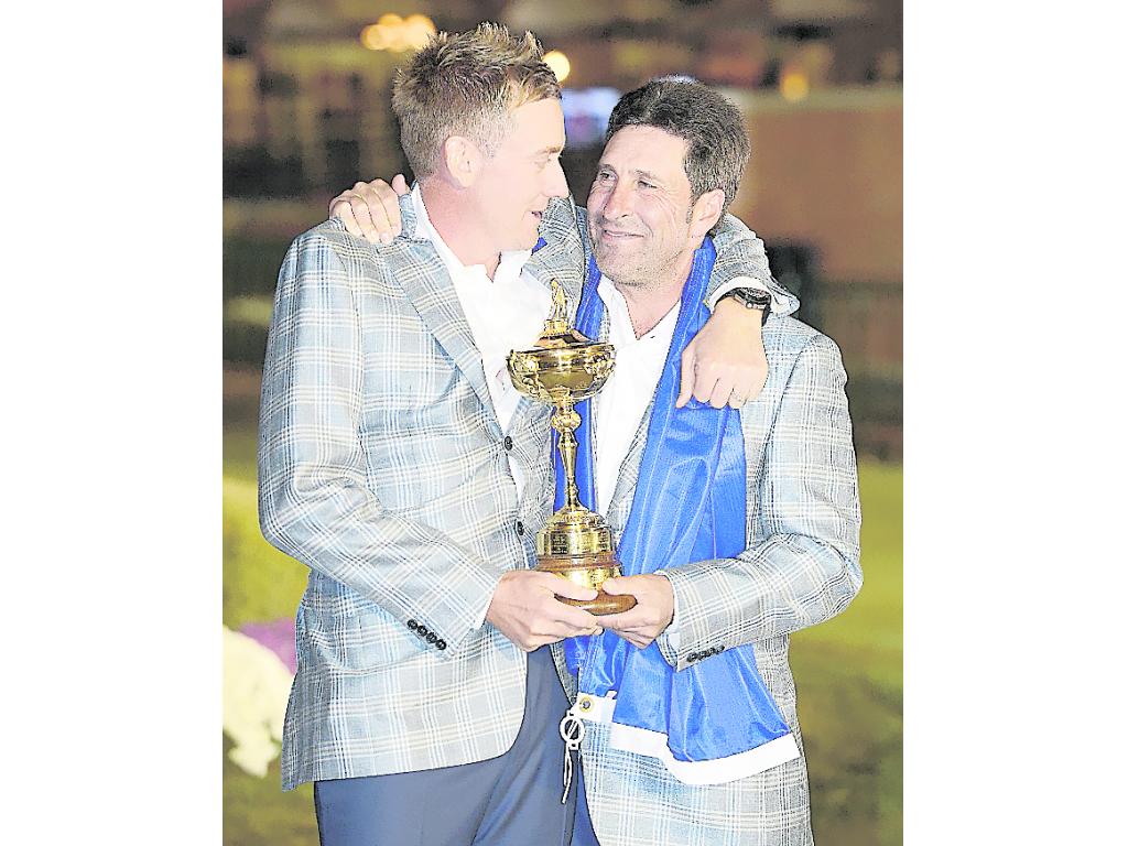 Felices. Ian Poulter (izq.) abraza al capitán Olazábal.(efe)