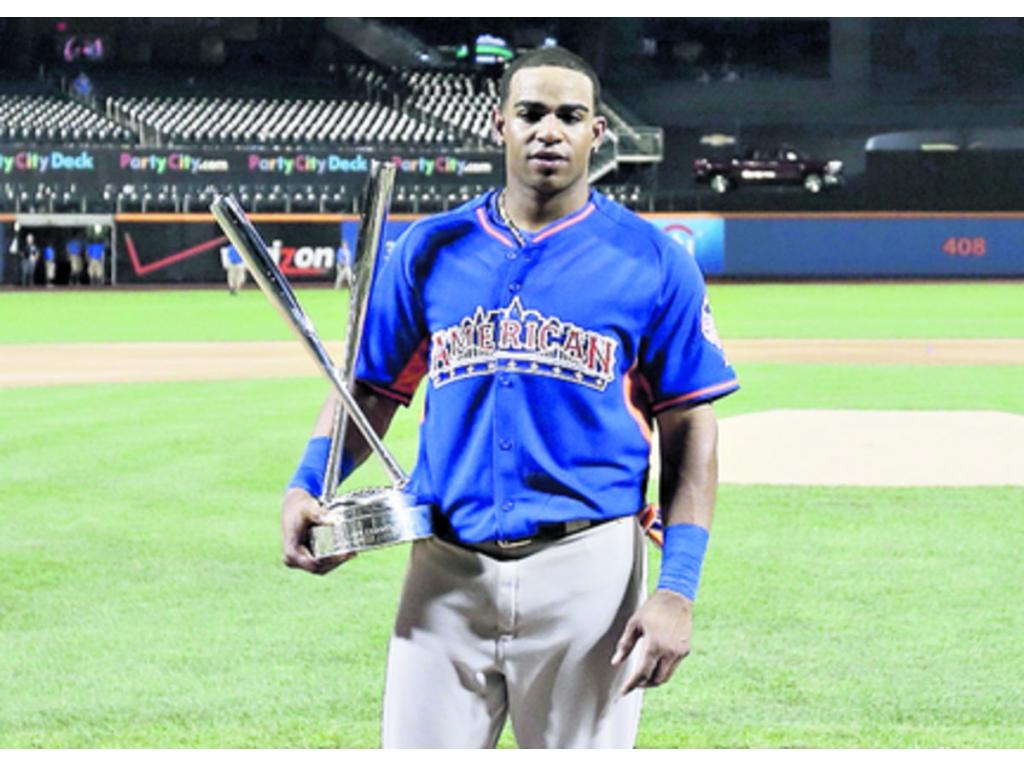 El artillero cubano Yoenis Cespedes con el trofeo que lo acredita como el nuevo campeón del festival de jonrones de las Grandes Ligas.(AP)
