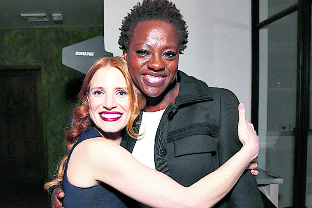 Jessica Chastain abraza fuertemenete a su colega, la gran Viola Davis. Ambas asistieron al pre-party de los premios Óscar, la cual se llevó a cabo el pasado 22 de febrero en la ciudad de Los Ángeles.
