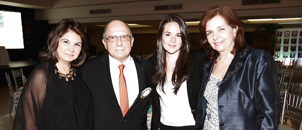 Lupita de Díaz, Jesús Díaz, Gabriela García y Evelyn Muller de García.()