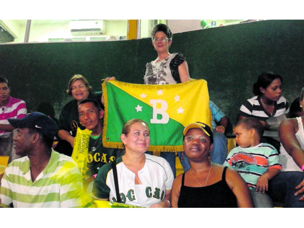 Los fanáticos de Bocas del Toro llegaron bien identificados con sus colores al estadio Calvin Byron de Changuinola.(Leonardo Machuca)