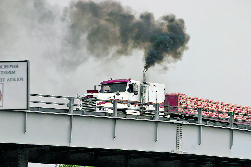 Contaminación. El ambiente requiere de ayuda urgente.(ARCHIVO)