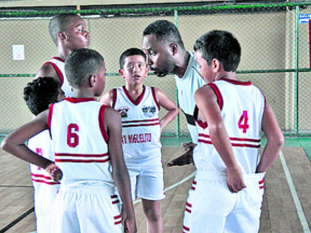 Entrenador de San Miguelito habla con los chicos.