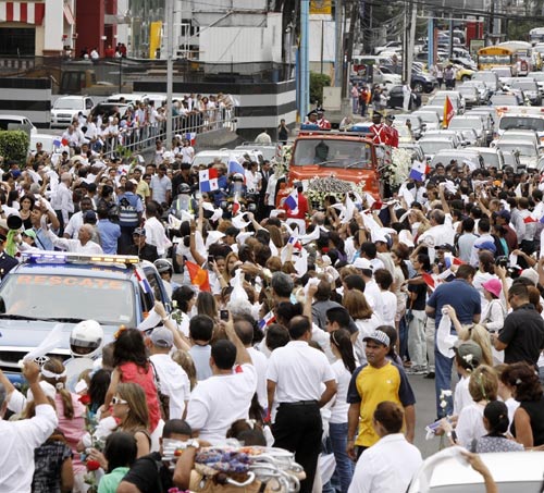 <p>En Calle 50, frente a la Mansión Danté, los civilistas ondearon pañuelos blancos.</p>
