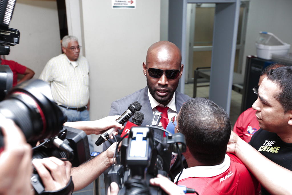 Felipe Baloy responde a la prensa panameña hoy sábado, 9 de junio, a su llegada al Aeropuerto Internacional de Tocumen, tras el partido contra Honduras jugado ayer viernes 9 de junio de 2012. Foto: Anayansi Gámez<br>